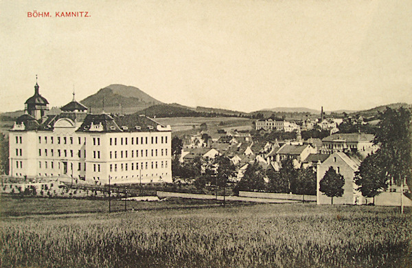 Na této pohlednici vidíme novou školní budovu, postavenou v letech 1909-1911 v nynější ulici Palackého. Za školou vyčnívá věž kostela sv. Jakuba a obzor uzavírá Růžovský vrch.