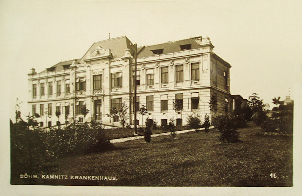 Tato pohlednice zachycuje budovu tehdejší okresní nemocnice v původní podobě před přestavbou v roce 1937.