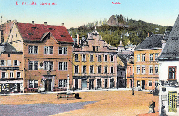 Na pohlednici z roku 1917 vidíme severovýchodní část náměstí s radnicí. V pozadí je vyhlídkové skalisko Jehly.