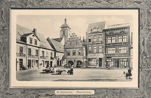 Pohlednice z roku 1911 zachycuje jihovýchodní roh Hrnčířského trhu, přiléhajícího k náměstí, s věží kostela sv. Jakuba v pozadí.
