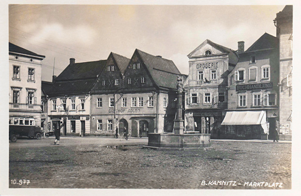 Na pohlednici z roku 1913 vidíme severozápadní roh náměstí s bývalým hotelem Adler.