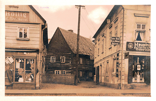 Na pohlednici z roku 1920 vidíme uličku v prostoru dnešní tržnice na severní straně náměstí 28. října. Žádný z těchto domů dnes už nestojí.