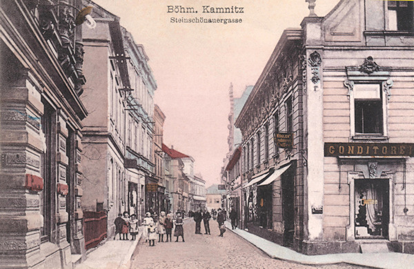 Pohlednice z roku 1909 ukazuje tehdejší Kamenickošenovskou ulici (dnes Janáčkova) vedoucí z Koňského trhu k náměstí.