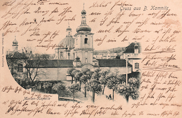 Na pohlednici z roku 1902 vidíme areál Mariánské kaple s ambitem a věží nad hlavním vchodem.