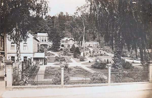 Pohlednice z roku 1908 zachycuje zahradu v sousedství bývalé Preidlovy vily. Dnes je na jejím místě přístavba Centra dětí a mládeže.
