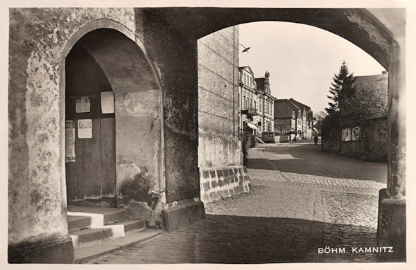 Pohlednice z roku 1937 zachycuje dnešní Lipovou ulici z podloubí u vchodu do kostela sv. Jakuba Většího.