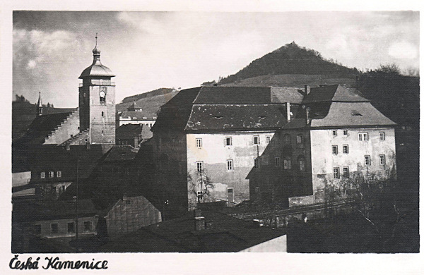 Poválečná pohlednice z roku 1945 zachycuje areál zámku s kostelem sv. Jakuba Většího. V pozadí je Zámecký vrch.
