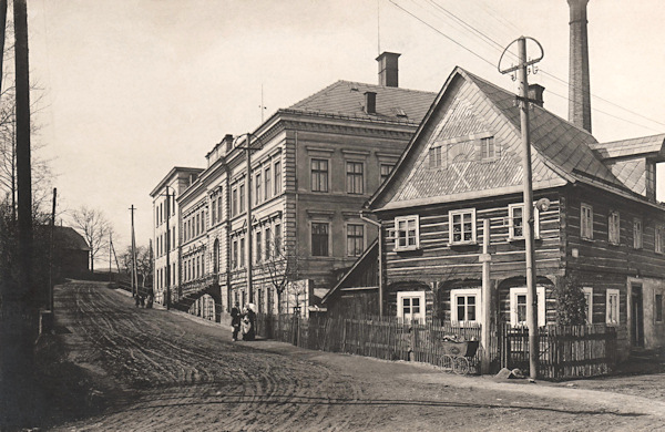 Pohlednice z roku 1905 zachycuje výstavnou budovu bývalé textilky F. W. Pilze v dnešní Děčínské ulici. Roubený dům v popředí dnes už nestojí.