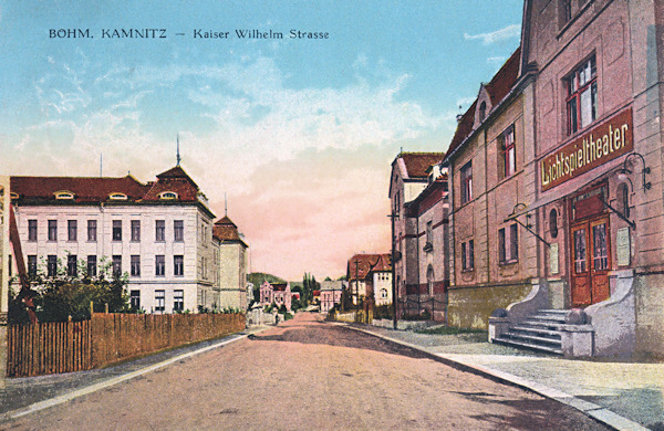 Pohlednice z roku 1917 zachycuje dnešní Palackého ulici s budovou kina z roku 1912 v popředí. Vlevo je tehdejší chlapecká škola.