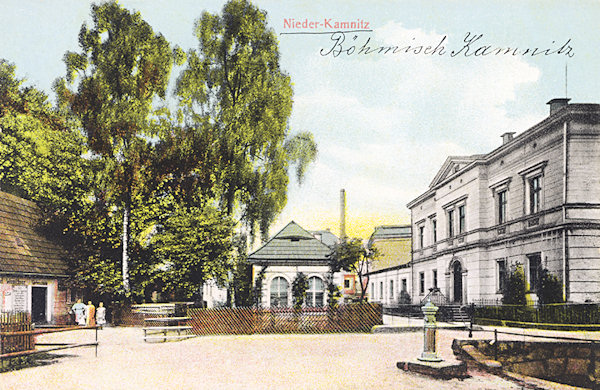 Na této pohlednici vidíme prostranství na levém břehu Kamenice poblíž bývalé přádelny Knappe, k níž patřila i patrová budova vpravo.