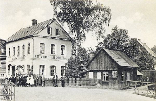 Na pohlednici z počátku 20. století vidíme hostinec „Lerchenfeld“, stojící za mostem silnice do Janské. Dnes je zde hostinec „U Slunce“.
