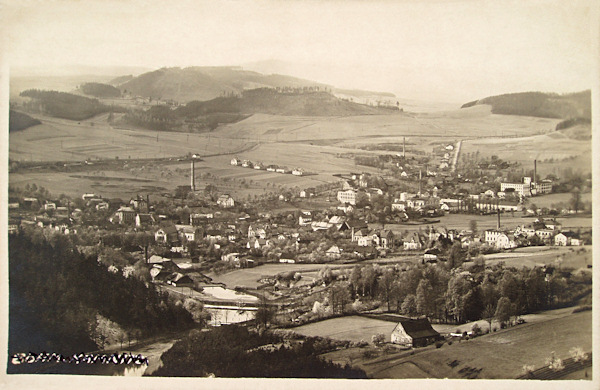 Tato pohlednice zachycuje Dolní Kamenici ze severovýchodu od Kunratického vrchu.