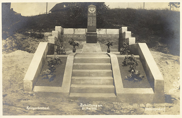 Na této pohlednici vidíme dnes již zničený válečný památník ve Filipově, slavnostně odhalený v květnu 1935.