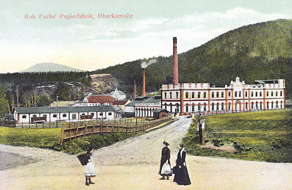 Auf dieser Ansichtskarte sieht man das von Robert Fuchs im Jahre 1901 erbaute neue Gebäude der Papierfabrik in Horní Kamenice (Ober-Kamnitz).
