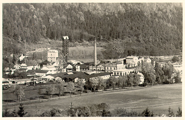 Diese Ansichtskarte zeigt die Papierfabrik in Horní Kamenice (Ober-Kamnitz) kurz nach dem zweiten Weltkrieg.