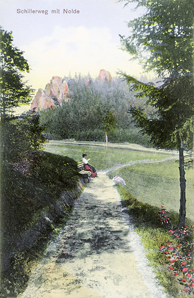 This picture postcard from the beginning of the 20th century shows the former Schiller-path adjusted by the residents association of Česká Kamenice. In the background there is the rock Nolde (Needle) with its lookout platform.