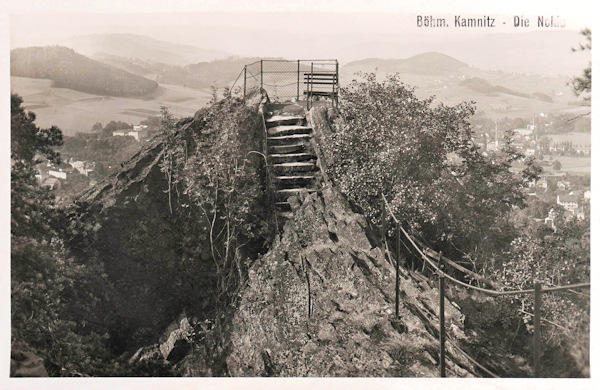 Diese Ansichtskarte vom Jahre 1938 zeigt Aussichtsfelsen Jehla (Nolde).