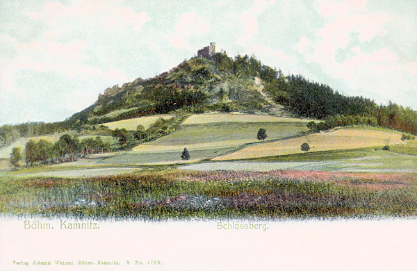 Tato pohlednice zachycuje Zámecký vrch u České Kamenice se zříceninou Kamenického hradu.