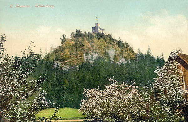 Na pohlednici z roku 1912 vidíme zříceninu Kamenického hradu s vestavěnou vyhlídkovou věží na Zámeckém vrchu.