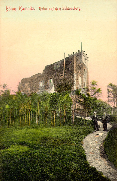 Pohlednice Kamenického hradu z roku 1906 s původní dřevěnou vyhlídkovou věží, postavenou v roce 1880.