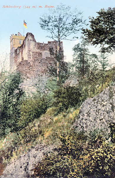 Tato pohlednice z roku 1912 zobrazuje zříceninu Kamenického hradu s vyhlídkovou věží z východní strany.