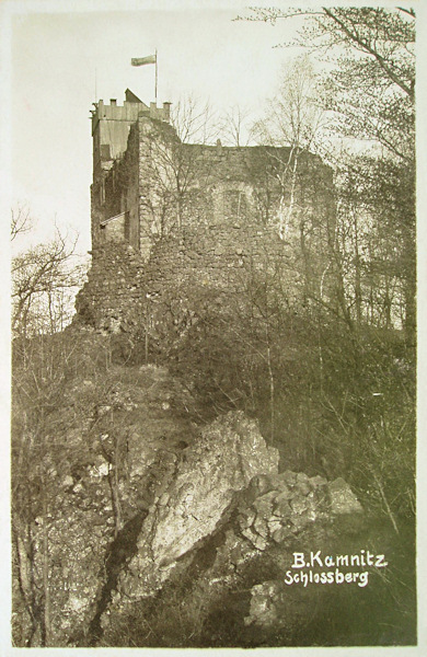 Na této pohlednici vidíme zříceninu hradního paláce s vestavěnou vyhlídkovou věží.