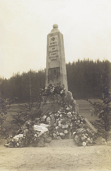 Na této pohlednici je dnes již zničený pomník padlým z 1. světové války, který stál u silnice nedaleko hasičské zbrojnice.