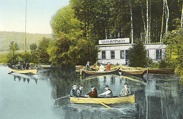 Na této pohlednici je koupaliště „Jilmový háj“ (Ulmenhain), upravené kdysi na rybníce u křižovatky jižně od osady.