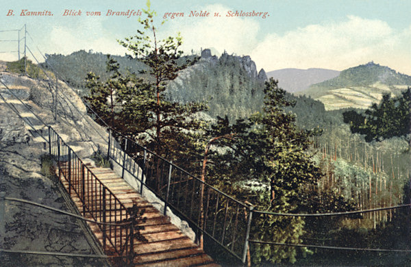 Na pohlednici z roku 1915 je zachycen pohled z vyhlídky Ponorka na nedalekou Jehlu a vzdálenější Zámecký vrch u České Kamenice.