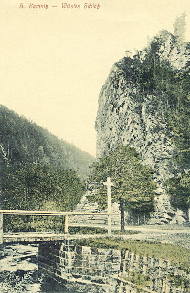 Auf dieser Ansichtskarte von 1918 ist der steile Felsen des Pustý zámek (Wüstes Schloss) im Tale des Flüsschens Kamenice (Kamnitzbach).