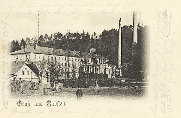 Auf dieser Ansichtskarte aus den ersten Jahren des 20. Jh. sieht man die älteste Preidelsche Spinnerei in Dolní Kamenice (Nieder-Kamnitz). Ihre Gebäude wurden 2001 abgerissen.