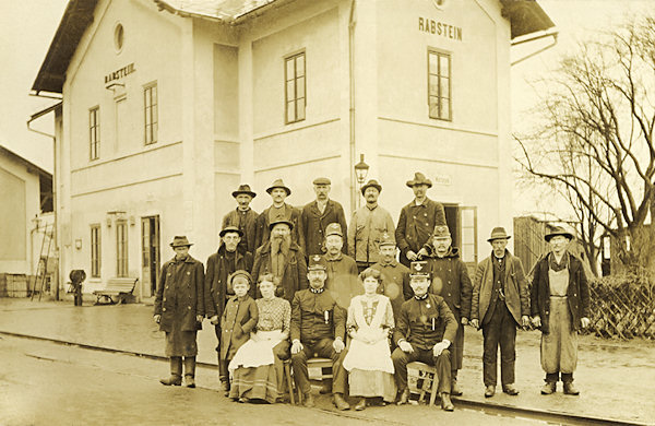 Tato pohlednice z doby kolem roku 1910 zachycuje nádraží Rabštejn, přejmenované po 2. světové válce na Veselé pod Rabštejnem. Před koncem 20. století byla budova zcela zdevastována.
