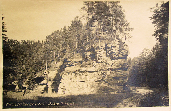 Na této pohlednici vidíme skalní ostroh u soutoku Chřibské Kamenice se Studeným potokem.