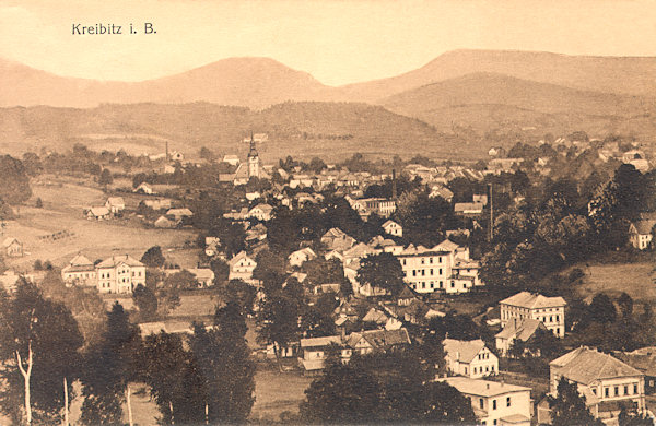 Pohlednice z roku 1912 zachycuje Chřibskou směrem od západu z vrchu Pařez. V pozadí vyčnívá věž kostela sv. Jiří, za ní na obzoru je Malý Stožec a vpravo od něj táhlý hřbet Velké Tisové.