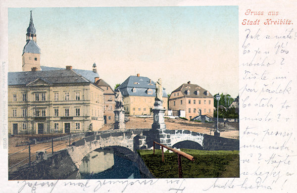 Pohlednice z počátku 20. století zachycuje severní část náměstí s domy před kostelem sv. Jiří a s původním kamenným mostem přes Chřibskou Kamenici, na němž stály sochy Immaculaty a sv. Jana Nepomuckého od Franze Wernera.
