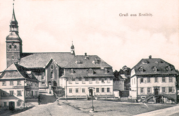 Na pohlednici z 1. poloviny 20. let 20. století vidíme domy na severní straně náměstí s kostelem sv. Jiří, jehož současná podoba pochází z roku 1901.