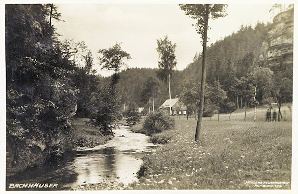 Pohlednice z roku 1926 zachycuje romantické údolí Chřibské Kamenice, v němž byly rozptýlené domky dnes již prakticky zaniklé osady Na Potokách.
