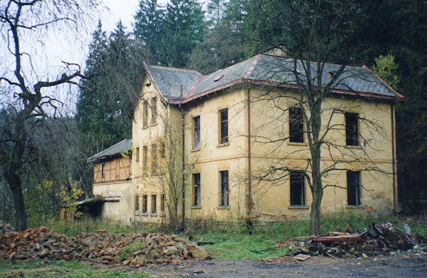 Fotografie z 29. října 2000 zachycuje správní budovu bývalé Hübelovy tkalcovny krátce před jejím zbořením.