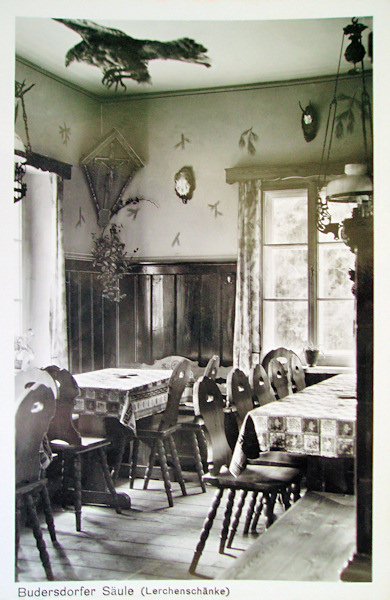 Tato pohlednice zachycuje interiér hostince „Lerchenschänke“, stojícího u odbočky k letovisku Na Tokáni.