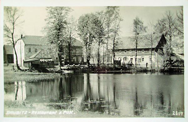 Auf dieser Ansichtskarte sehen wir das ehemalige Gasthaus „Zur Post“ am Teich „Doubický rybník“.