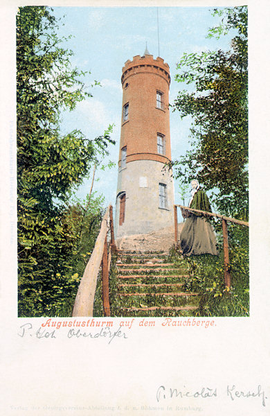 Na pohlednici z přelomu 19. a 20. století vidíme rozhlednu na Dymníku v její původní podobě z roku 1895.