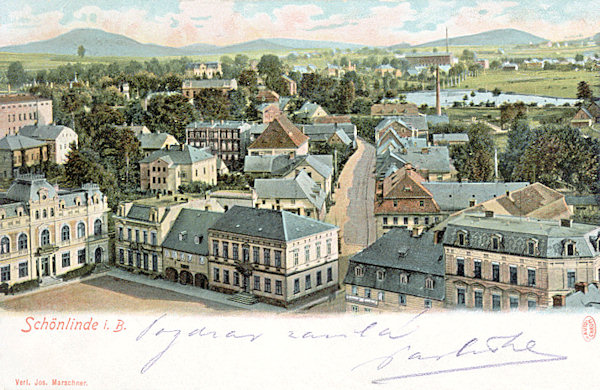 Diese Ansichtskarte zeigt die Südostecke des Marktplatzes mit dem anliegenden Teil der Stadt, durch den die Strasse nach Chřibská führt. Im Hintergrund breitet sich der Teich Cimrák (Fiebigteich) aus und das Ganze wird von den Gipfeln des Lausitzer Gebirges mit der Dominante des Jedlová- (Tannen-) Berges (links) gekrönt.