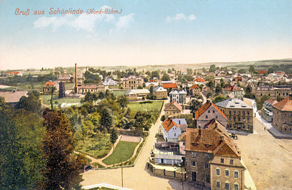 Diese Ansichtskarte aus den Jahren vor dem ersten Weltkrieg zeigt den Ostteil der Stadt, gesehen vom Turm der Hl. Maria-Magdalena-Kirche. Rechts sieht man die Nordostecke des Marktplatzes, aus der die Strasse nach Rumburk hinausführt.