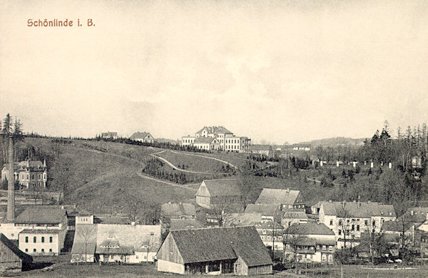 Auf dieser Ansichtskarte sieht man die Häuser im Křinice-Tal westlich des Marktplatzes. Auf der Anhöhe rechts ist das Areal des ehemaligen Kreuzweges am Kostelní vrch (Kirchberg) mit den Kreuzwegstationen, das auffallende Gebäude im Hintergrund ist das Krankenhaus.