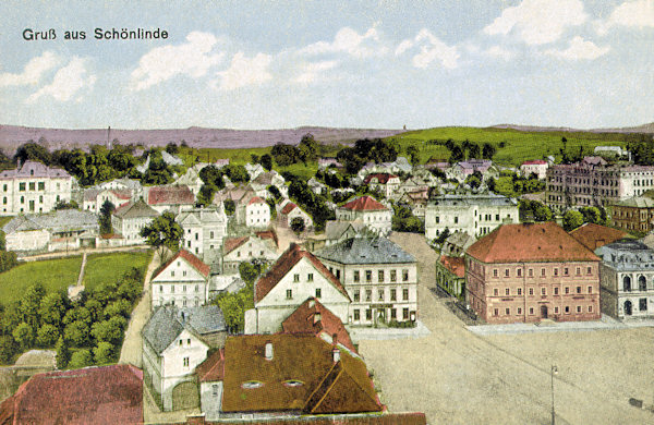 Auf dieser Ansichtskarte aus der Zeit um 1912 sieht man die Nordostecke des Marktplatzes mit dem markanten Gebäude des ehemaligen Bürgermeisteramtes. Im links von ihm stehenden Haus befand sich damals die Post und die Gaststätte „Zur Post“, rechts sieht man einen Teil des Hotels „Deutsches Haus“.