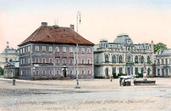 Diese Ansichtskarte vom Anfange des 20. Jahrhunderts zeigt die Ostseite des Marktplatzes mit dem grossen Gebäude des damaligen Bürgermeisteramtes und dem Hotel „Deutsches Haus“, dessen Aussehen von den späteren Umbauten vollständig verändert worden ist.