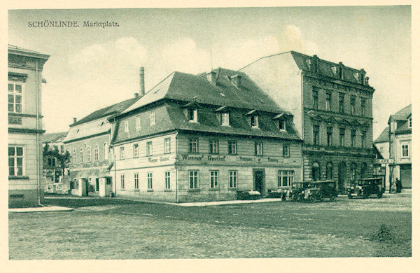 Na této pohlednici vidíme bývalý Wiesnerův hostinec na jižní straně náměstí, který byl i se sousedním domem po 2. světové válce zbořen.