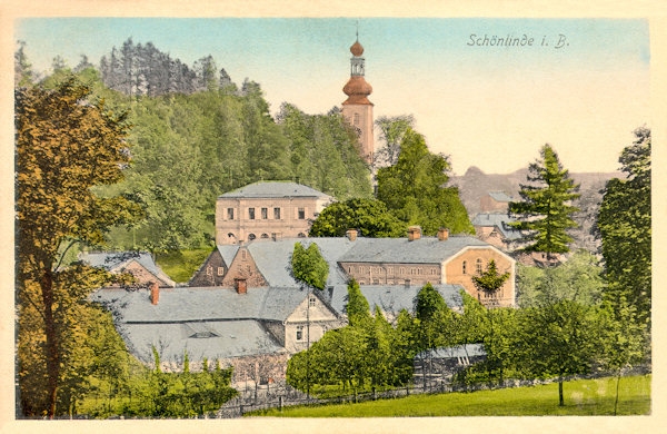 Auf dieser Ansichtskarte von 1917 sieht man die Kirche der hl. Maria Magdalena mit dem bewaldeten Kostelní vrch, auf dem 1857-1859 eine Kapelle mit einem Kreuzweg erbaut worden ist. Hinter den Häusern im Vordergrund ragt die frühere Dittrichs Villa herauf.