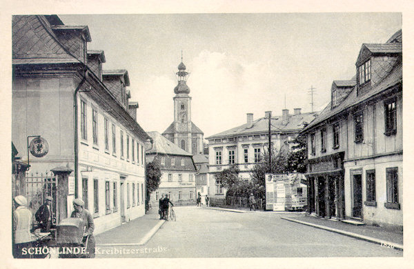 Auf dieser Ansichtskarte aus den 30er Jahren des 20. Jahrhunderts sieht man den Anfang der vom Markt nach Chřibská führenden Strasse. Vor der St. Maria Magdalena-Kirche ragt von links das heute schon abgerissene Wiesnersche Gasthaus in das Bild hinein.