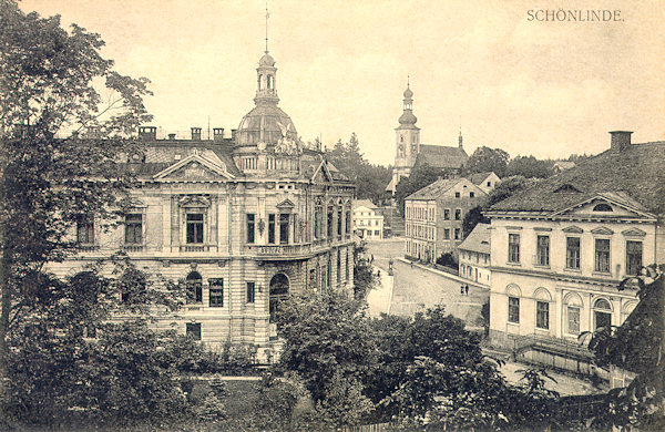 Na pohlednici z doby kolem roku 1920 vidíme dnešní Masarykovu ulici s výstavnou budovou tehdejší Spořitelny (vlevo). V pozadí za náměstím je kostel sv. Máří Magdaleny.